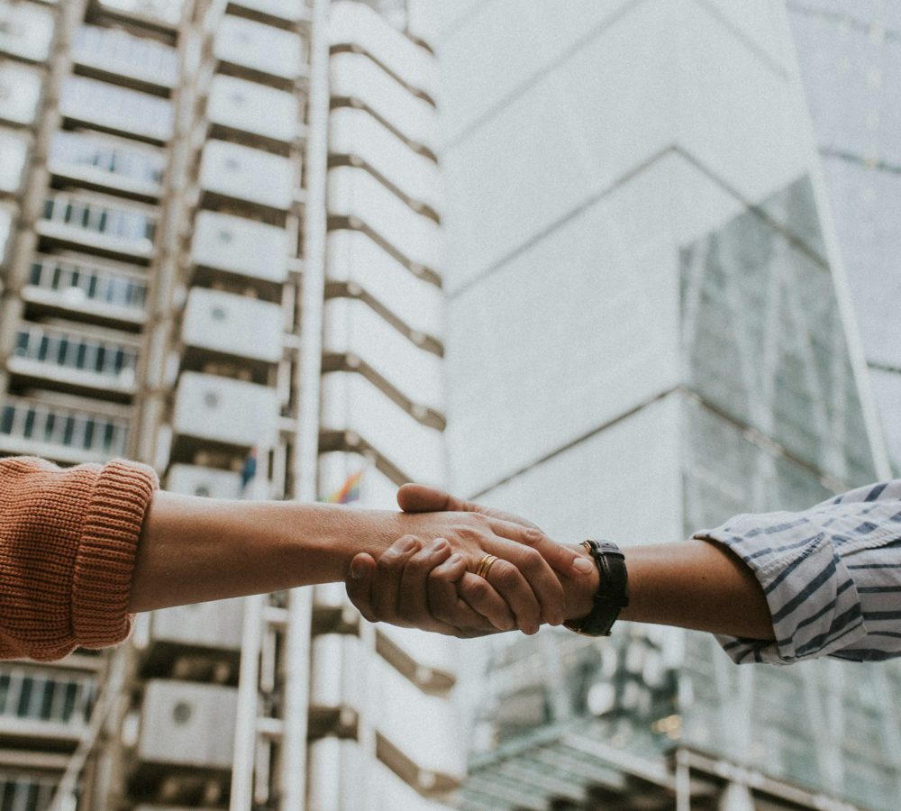 Hands_before_building Consultancy & advies